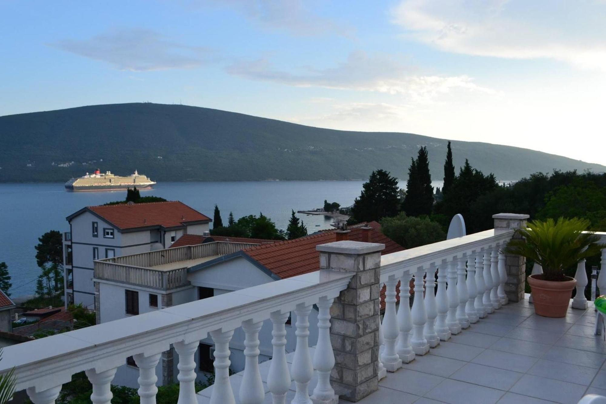 Family House With Pool & Sea View Aparthotel Bijela Ngoại thất bức ảnh